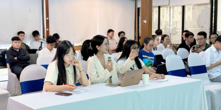 KOL, Diễn giả Áo Dài – Thạc sĩ Võ Thị Mỹ Duyên đào tạo kỹ năng Pitching và Pitch Desk cho 60 đội thi xuất sắc nhất của Univ. Star 2025 tại SIHUB