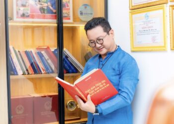 TS. Hồ Minh Sơn: Yếu tố pháp lý vụ dàn dựng clip có “cảnh nóng” trong xe Mercedes C300 vàcó thể đối mặt vòng lao lý khi nhặt được sổ đỏ ‘xin bồi dưỡng 10 triệu’?