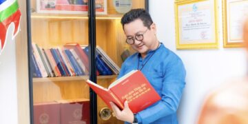 TS. Hồ Minh Sơn: Yếu tố pháp lý vụ dàn dựng clip có “cảnh nóng” trong xe Mercedes C300 vàcó thể đối mặt vòng lao lý khi nhặt được sổ đỏ ‘xin bồi dưỡng 10 triệu’?