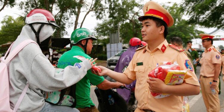 Nghĩa cử đẹp của lực lượng Trạm CSGT Đa Phước, tuổi trẻ Hưng Long với người dân về quê nghỉ lễ Quốc khánh 2/9