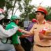 Nghĩa cử đẹp của lực lượng Trạm CSGT Đa Phước, tuổi trẻ Hưng Long với người dân về quê nghỉ lễ Quốc khánh 2/9
