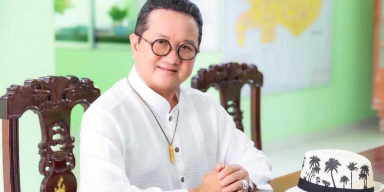 Ông Hồ Minh Sơn: Tình huống pháp lý về người vu khống hoa hậu Quỳnh Hoa và vụ ‘tổng tài’ ra hiệu lệnh đánh nhân viên quán cà phê?