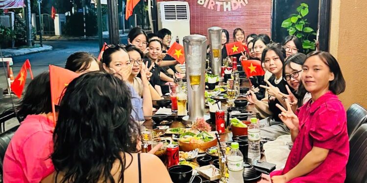 Chuỗi Nhà hàng Donguri Japanese gắn cờ đỏ sao vàng hút khách dịp Quốc khánh 2.9