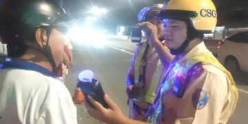 Theo chân CSGT xuyên đêm đi xử lý ‘ma men’