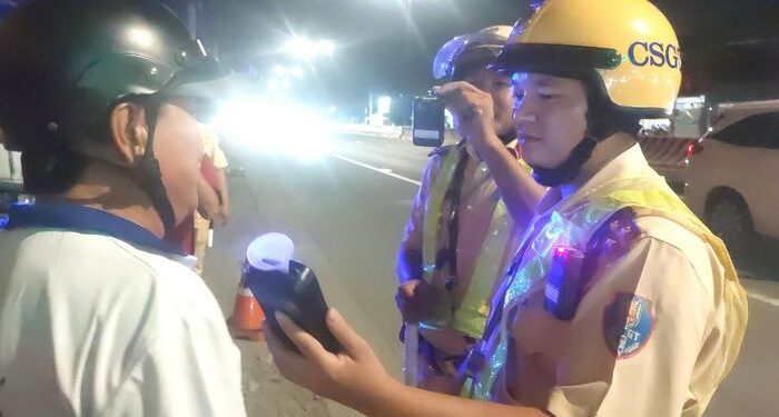 Theo chân CSGT xuyên đêm đi xử lý ‘ma men’