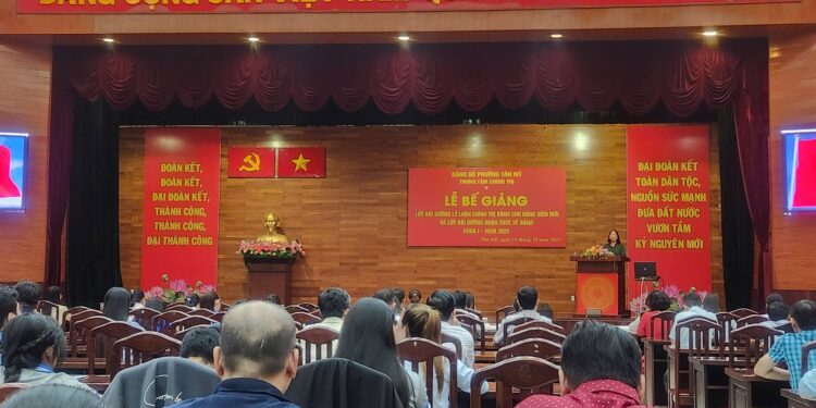 11 cán bộ, nhân viên Chi bộ Viện Nghiên cứu Thị trường – Truyền thông Quốc tế được cấp giấy chứng nhận lớp bồi dưỡng Nhận thức về Đảng