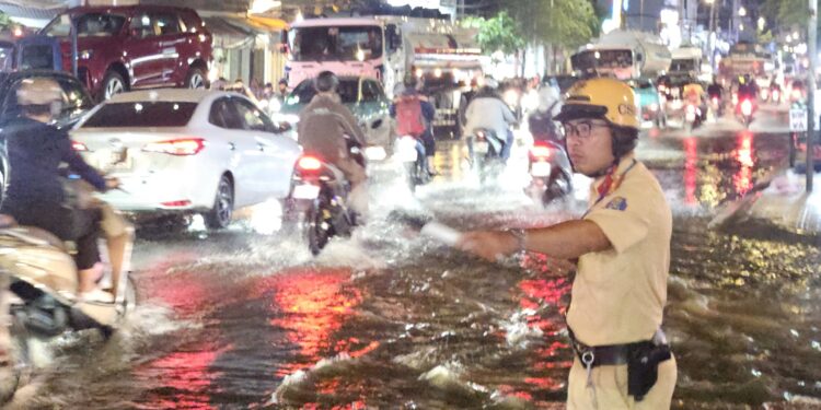 TẤM LÒNG NHIỆT HUYẾT CỦA TRẠM CSGT ĐA PHƯỚC GIỮA BIỂN NƯỚC TRIỀU CƯỜNG