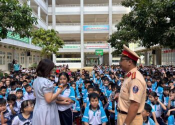 Trạm CSGT Đa Phước phối hợp công an phường Tân Mỹ (sau sáp nhập) tuyên truyền an toàn giao thông học đường tại trường tiểu học Phạm Hữu Lầu