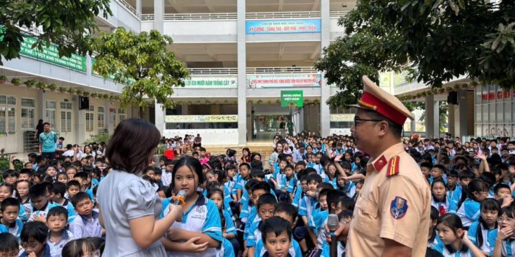 Trạm CSGT Đa Phước phối hợp công an phường Tân Mỹ (sau sáp nhập) tuyên truyền an toàn giao thông học đường tại trường tiểu học Phạm Hữu Lầu