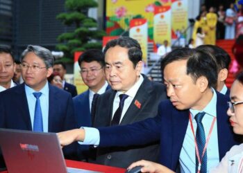 Chủ tịch Quốc hội, Phó Thủ tướng và Bộ trưởng Bộ Tư pháp trải nghiệm AI Pháp luật