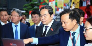 Chủ tịch Quốc hội, Phó Thủ tướng và Bộ trưởng Bộ Tư pháp trải nghiệm AI Pháp luật