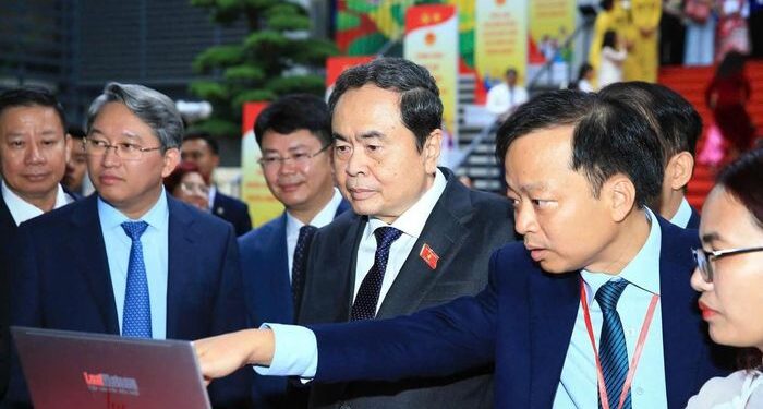 Chủ tịch Quốc hội, Phó Thủ tướng và Bộ trưởng Bộ Tư pháp trải nghiệm AI Pháp luật