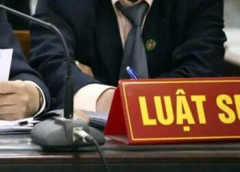 1 luật sư bị tạm đình chỉ tư cách thành viên vì cung cấp dịch vụ pháp lý cho 2 khách hàng có quyền lợi đối lập