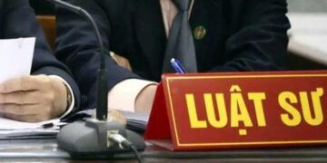 1 luật sư bị tạm đình chỉ tư cách thành viên vì cung cấp dịch vụ pháp lý cho 2 khách hàng có quyền lợi đối lập