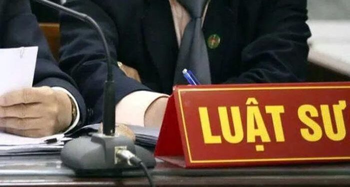 1 luật sư bị tạm đình chỉ tư cách thành viên vì cung cấp dịch vụ pháp lý cho 2 khách hàng có quyền lợi đối lập