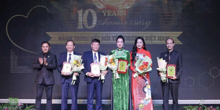 Hành Trình Kết Nối Yêu Thương Việt Nam nhiều cảm xúc đong đầy của 10 năm một chặngđường gắn kết yêu thương