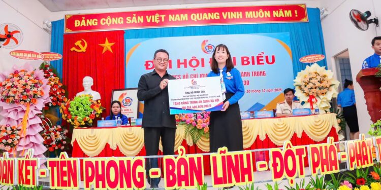 Ông Hồ Minh Sơn – Phó Chủ tịch Hiệp hội AVRCIPL, Viện trưởng Viện IMRIC trao kinh phí từ xã hội hóa của Đoàn TNCS Hồ Chí Minh xã Hưng Khánh Trung