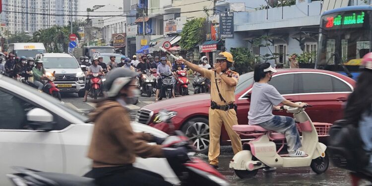 Thắm đượm nghĩa tình của tuổi trẻ Phòng Cảnh sát giao thông TPHCM hỗ trợ người dân qua vùng nước ngập