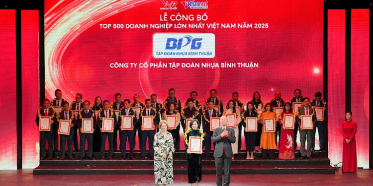Tập đoàn Nhựa Bình Thuận ghi dấu ấn tại VNR500 2025 với hai đơn vị được vinh danh