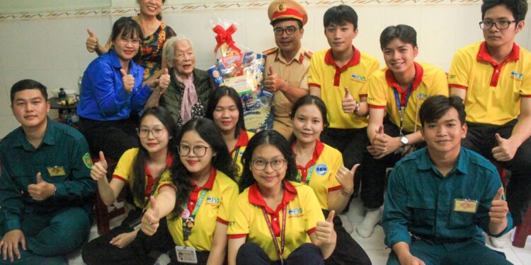 Trạm CSGT Đa Phước Thăm và tặng quà cho nhiều Đảng viên cao tuổi đảng, các bậc lão thành cách mạng