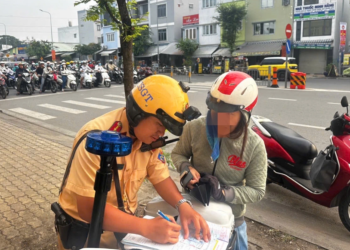 Rất nhiều người đi xe máy mắc lỗi này mà không hay, có thể bị phạt tới 14 triệu đồng