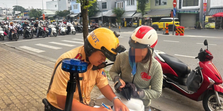 Rất nhiều người đi xe máy mắc lỗi này mà không hay, có thể bị phạt tới 14 triệu đồng