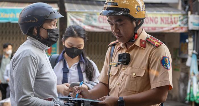 CSGT TP.HCM xử phạt học sinh vi phạm