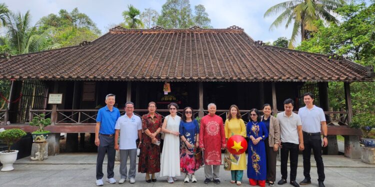 Đoàn Doanh nhân Sài Gòn và Hội đồng họ Mai dâng hương tưởng nhớ Chủ tịch Tôn Đức Thắng