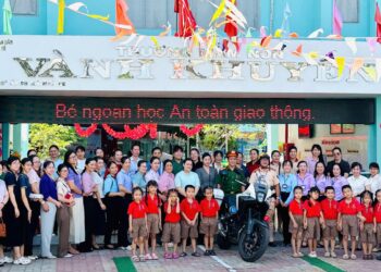 Trạm CSGT Đa Phước phối hợp với công an xã Nhà Bè tổ chức tuyên truyền an toàn giao thông cho 89 giáo viên mầm non, 210  trẻ em tại xã Nhà Bè
