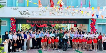 Trạm CSGT Đa Phước phối hợp với công an xã Nhà Bè tổ chức tuyên truyền an toàn giao thông cho 89 giáo viên mầm non, 210  trẻ em tại xã Nhà Bè
