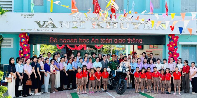 Trạm CSGT Đa Phước phối hợp với công an xã Nhà Bè tổ chức tuyên truyền an toàn giao thông cho 89 giáo viên mầm non, 210  trẻ em tại xã Nhà Bè