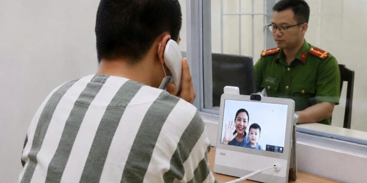 Từ ngày 1.7, phạm nhân được gọi video với người thân