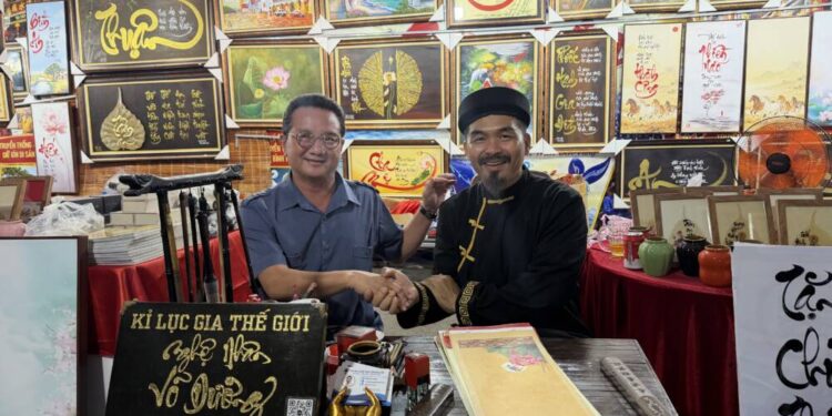 Hiệp hội Làng nghề Việt Nam thăm và làm việc với kỷ lục gia, nghệ nhân Võ Dương tại Lễ hội Cầu Ngư ở phường Phan Thiết (tỉnh Lâm Đồng)