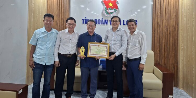 Ông Hồ Minh Sơn vinh dự tiếp tục nhận bằng khen của Chủ tịch UBND tỉnh Vĩnh Long