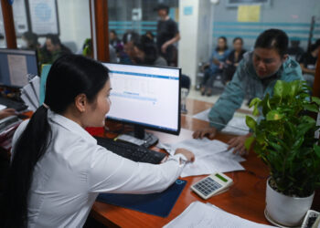 Cán bộ xã nhận trợ cấp tinh giản biên chế có được làm việc tiếp trong khu vực công?